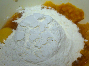 step4: 南瓜泥加雞蛋，麵粉。