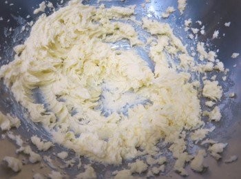 step2: 牛油+白砂糖，用打蛋器打發均勻