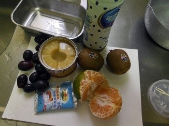 step1: 備好材料，<span class="group_3">水果</span>洗淨切適當大小， 起鍋加入<span class="group_2">焦糖</span>材料，煮成<span class="group_2">焦糖</span>備用(煮到微濃稠就可以了)