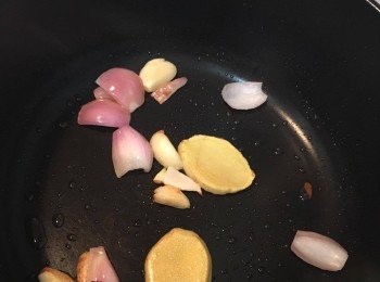 step3: 將易潔鍋輕微燒熱，加入油1湯匙，再加入薑片、乾蔥及蒜頭爆香