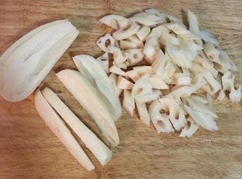 step2: 蓮藕去皮後直向對切，再切成細條後橫向斜刀切成塊。