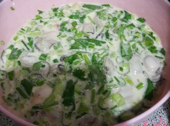step3: 將蔥、芫茜切粒備用，
木薯粉用4湯匙清水開勻
 將蛋、 蔥粒、芫茜粒、鴨蛋或雞蛋、鹽、糖及胡椒粉拌勻，加入木薯粉漿及蠔成餅漿。