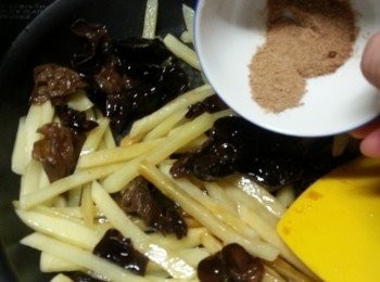 step6: 落香菇味粉炒勻