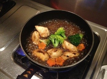 step4: 把燒肉取出，再把剩下的<span class="group_3">蔬菜</span>入鍋一起燒到收汁即可