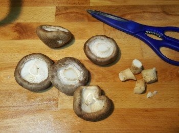 step1: 鮮冬菇去蒂，用廚房紙抹乾淨備用