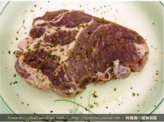 step2: 將豬梅花肉用義大利香料與鹽巴，醃漬約15~20分鐘後備用。