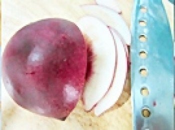 step2: 餡料製做：
迷迭香切末、甜桃切半去籽後切薄片，
與蜂蜜、玉米粉抓拌均勻備用！

◎先預熱烤箱！！