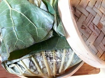 step8: 用荷葉包裹，注意收口不要向下，否則醬汁會漏出來
