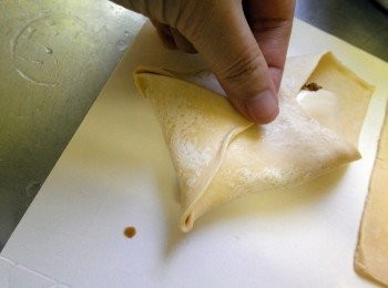 step7: 再將旁邊角對折後略壓一下，若覺得酥皮不夠大可以再稈一下變大。