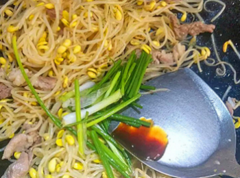 step6: 最後放入蔥和蠔油翻炒