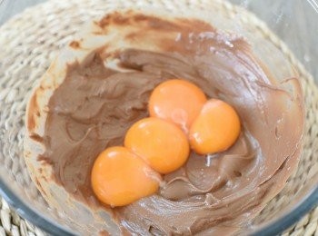 step3: 將蛋黃加入巧克力漿內，拌勻