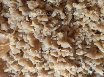 step2: 蘿蔔乾洗淨擠去水分加一點油炒香。
