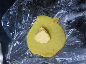 step16: 先將外層餡料分成15-17g一份
<span class="group_3">流沙餡</span>料分成 5-7g一份
先墊上一張保鮮紙，放上外層餡料
再鋪上一張新的保鮮紙，用麵粉棒捍平後
拿開上層的保鮮紙，放上<span class="group_3">流沙餡</span>料