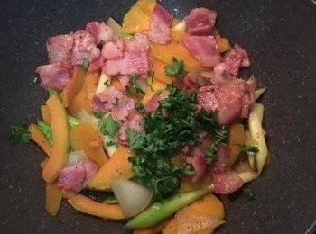 step11: 最後灑上切碎的巴西里葉拌炒均勻即可.如無巴西里葉亦可用蔥花或香菜末代替.