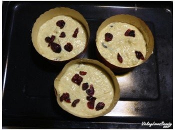 step6: 蛋糊入模約放６－７分滿，後可依個人喜好再灑入適量的果乾在上層，