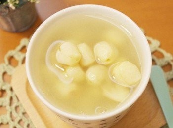 step6: 一咬即化開的蓮子好軟綿呢~~~ 不過體質敏感或是虛寒體質蓮子不宜吃太多唷:) 喜歡木耳的朋友也可以加木耳唷~~