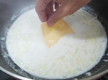 step4: 滾了之後加入起士片攪拌至融化~~ 這時候可以加鹽.糖及黑胡椒調味!!