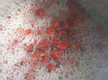 step2: 用6碗水煲紅棗，蓋上蓋子煲至滾，關火焗15分鐘。