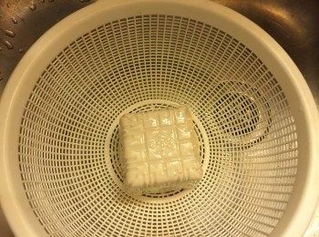 step4: 豆腐取出後用廚房紙吸乾水份, 或放在一旁瀝乾水份
