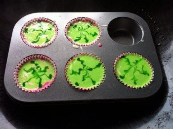 step4: 水滾馬上下鍋，把鍋蓋蓋起來大火蒸20分鐘左右即可。
取出撒上適量的黑芝麻做為裝飾即可。