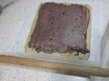 step11: 待3-5分鐘後，再反轉旦糕體，塗上紅豆忌廉。