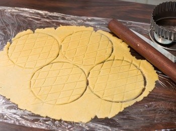 step20: 組合及烤焗做法： 把剩下的批皮擀平後，以一個比撻模直徑大約 2 cm 的圓形模具印出批面，再以小刀的刀背壓出格紋成（小心不要壓破批皮喔！）。