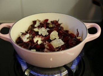 step3: 洛神花+冰糖放入煲內後開心煮溶