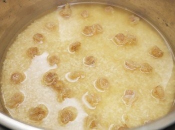 step1: 將白米洗淨放入內鍋，加入貝柱、醬油及水2杯。外鍋倒入2杯水蓋上鍋蓋按下開關等跳起即完成。*如果使用16公分鑄鐵鍋做法跟一般煮白飯一樣喔!!!