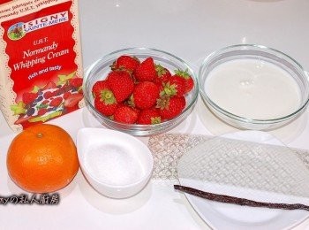 step1: 準備所有材料。將草莓切塊,柑橘去皮取出果肉,吉利丁片分別2片(果凍用)及3片(香草奶酪用)用冰水泡軟。ps:奶酪部份需要等果凍放冰箱定型後,才可將吉利丁片泡軟製作奶酪喔!