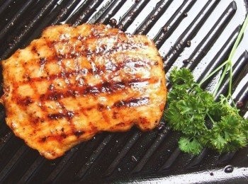 step3: 準備一個煎鍋(牛排燒烤鍋或平底鍋亦可),熱鍋後加入一點蔬菜油,將松坂豬兩面煎成焦香