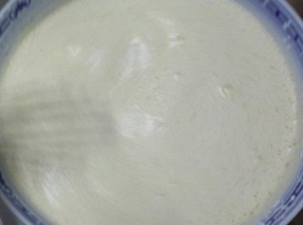 step3: 將步驟一的牛奶鮮忌廉慢慢倒入蛋黃漿內，期間不停攪拌，再加雲尼拿香油