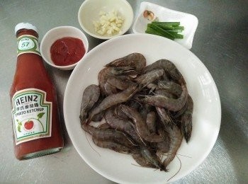 step1: 急速冷凍白刺蝦，並洗淨，剪過長的蝦鬚，並放盤中。青蔥切段，蒜頭切碎，亨氏番茄醬【開元食品】，備用；