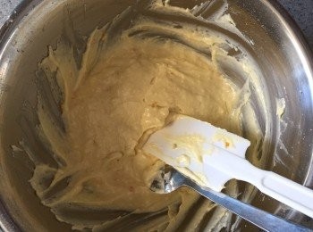 step4: 篩入自發粉，跟牛油混合物搓匀。
