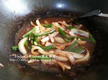 step7: 再加入醃豬扒汁 (將醃豬扒的汁加入少許水拌勻) 煮滾