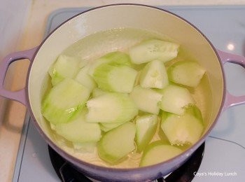 step2: 起一鍋900ml的水，中火，水滾後先下大黃瓜，待大滾後轉小火蓋上鍋蓋，煮5分鐘，這邊是讓大黃瓜煮軟、甜味煮出來。