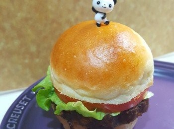 step8: 在小包子上塗上少許沙律醬，再將素漢堡扒放入小包中，加入蕃茄及生菜即可。