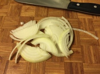 step2: 洋蔥去皮切條