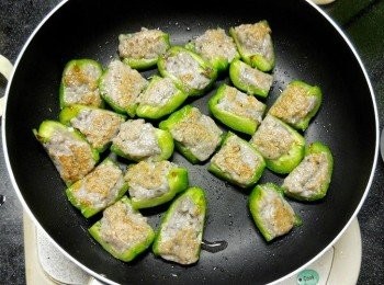 step4: 煎至兩面變色(金黃)，快熟透時盛起。