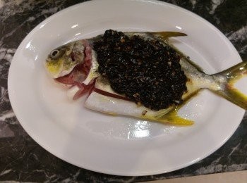 step2: 將<span class="group_2">豉汁</span>料鋪在已洗淨的䱽魚上,明火蒸9分鐘蒸爐9分鐘。