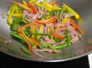 step2: 先煎香煙肉?，剩起。除蔥段及醬汁之外，其它快手炒約一分鐘，剩起。