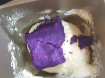 step3: 將<span class="group_1">麵包材料</span>拌勻，將一半紫薯蓉放入麵包機，搓至起筋及拉出薄膜成球型，放入大碗內包上保鮮紙。