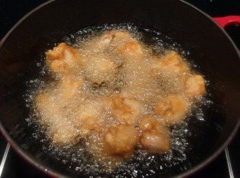 step3: 取出的雞肉塊靜置1~2分鐘,待油鍋溫度升高至180。c時,將取出的雞肉塊再放回油鍋炸1分鐘。(油炸2次是為了避免"外酥內生"的狀態。第二次用較高的油溫炸,可讓雞塊表面形成酥脆的口感。