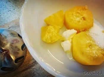 step5: 發酵時準備餡料。蕃薯去皮切件蒸20分鐘或叮10分鐘，加入牛油及糖，用攪捧機打／匙羹壓碎混合，待用。