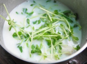 step3: 最後放入金針菇、豆苗菜續煮約３分鐘