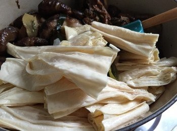 step7: 最後加入支竹，將支竹墊底炆，吸收汁料，煮8-10分鐘即成