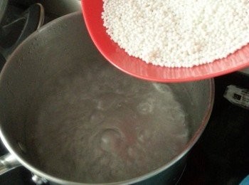 step2: 西米洗淨,水滾後落西米,煮滾馬上熄火焗約10分鐘(西米焗至半熟見到有白點)