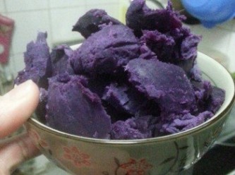 step6: 紫薯先要待涼去皮, 搓碎粒粒