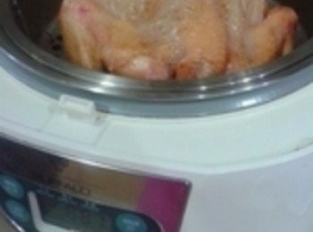 step6: 将鸡只摆在蒸架上，盖上饭锅，按煮键。