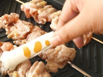 step7: 以中小火燒熱油，把雞肉串每面煎3分鐘。