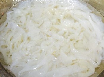 step1: 海蜇沖水數次，然後泡水約半小時，其間換水至少一次，直至泡海蜇的水只餘淡淡的咸味，撈起切絲備用。